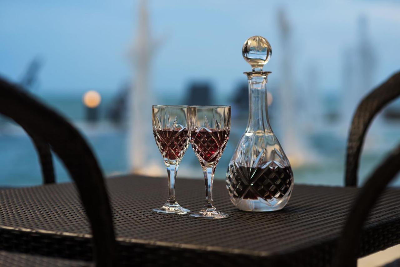 Rodina Beach Hotel Pantai Jomtien Luaran gambar